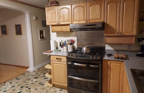 Olympia Condo | Immaculate and many extras in "pleasantville" neighborhood