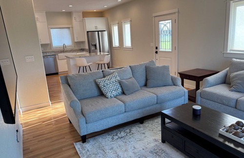 Central Point House | Immaculate and private 2-bedroom house, close to everything, pet friendly