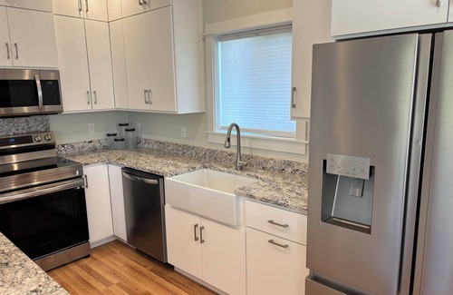 Central Point House | Immaculate and private 2-bedroom house, close to everything, pet friendly