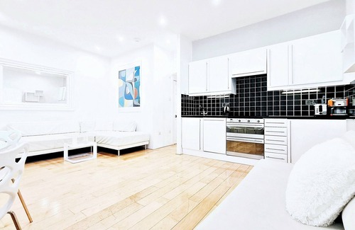 Hammersmith Broadway Apartment | Immaculate Designer Apartment in Brackenbury Village, Zone2, Central London