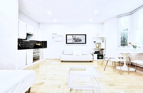 Hammersmith Broadway Apartment | Immaculate Designer Apartment in Brackenbury Village, Zone2, Central London