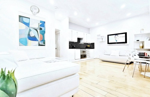 Hammersmith Broadway Apartment | Immaculate Designer Apartment in Brackenbury Village, Zone2, Central London