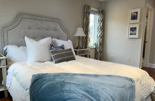 Lawrence Park House | Immaculate Executive Townhouse 3Br&3Ba at Lawrence Park