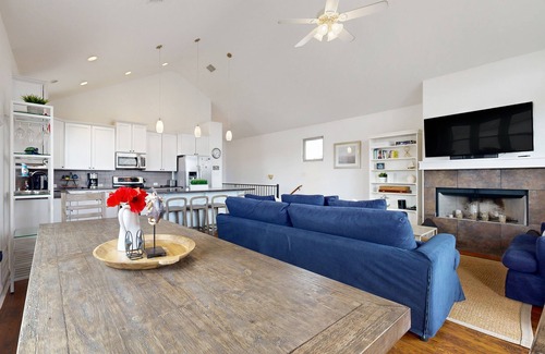 Point Venture House | Immaculate Hill Country home with furnished deck, fireplace & ping-pong table