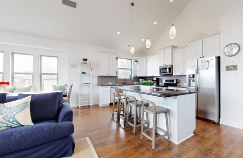 Point Venture House | Immaculate Hill Country home with furnished deck, fireplace & ping-pong table