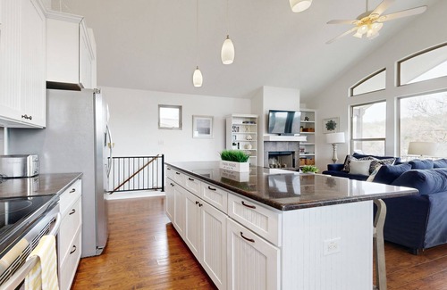 Point Venture House | Immaculate Hill Country home with furnished deck, fireplace & ping-pong table