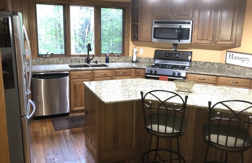 Newark House | Immaculate home on over 3 acres, near Starved Rock & Ottawa.