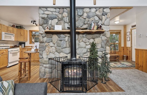 McCall Cabin | IMMACULATE MCCALL CABIN-Very Close to Downtown/Lake/Skiing - “The Cabin’s House”
