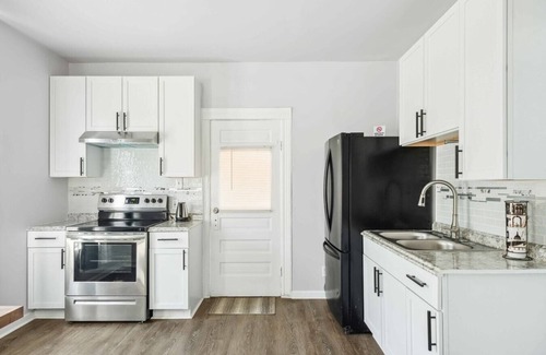 Mexicantown - Southwest Detroit House | Immaculate Retreat: Modern 3-BR Gem in Lansing Detroit