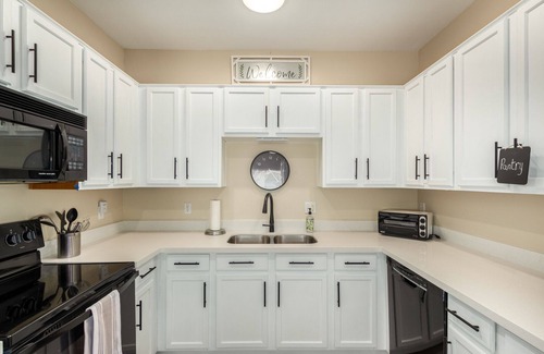 Phoenix House | Immaculate Townhouse, Furnished Newly Renovated. Listed on Furnished Finder also
