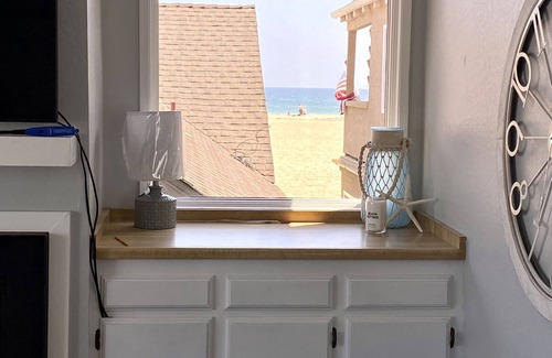 Balboa Peninsula Villa | *Immaculate Villa! Waking Distance To All Local Favorites! Steps to the Beach!*