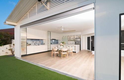 Gold Coast House | Immaculate Waterfront Residence-Masterpiece
