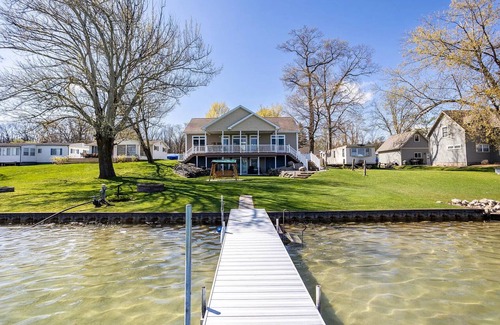 Moscow House | Immaculate Waterfront Cottage on Silver Lake in Irish Hills