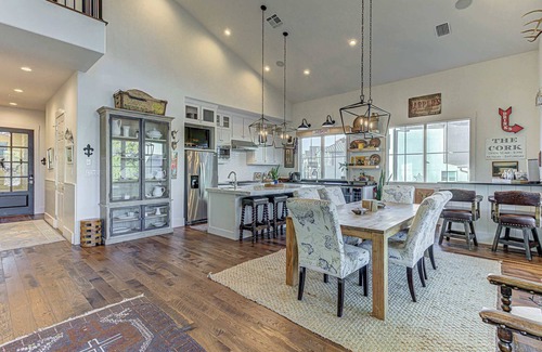 Kingsland House | Immaculate Waterfront Home for 16 w/Private Dock!