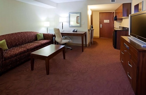 Wauwatosa Hotel | Immerse in Milwaukee's Culture with Comfort & Convenience with Swimming Pool