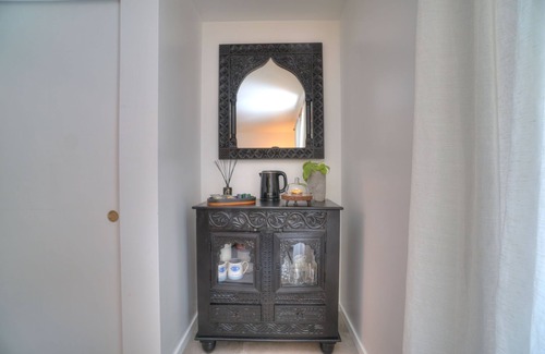 Wedgwood Apartment | Immerse yourself in a stylish experience at this clean, centrally located suite