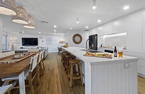 Bargara Apartment | Immerse yourself in absolute sea front indulgence with uninterrupted ocean views