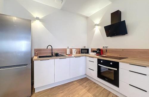 Coudes Apartment | Immeuble complet, 24 couchages, centre ville, proche A75