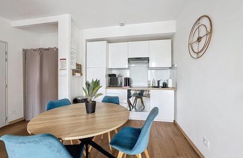 Coudes Apartment | Immeuble complet, 24 couchages, centre ville, proche A75