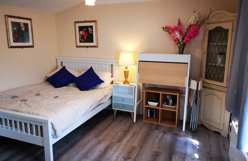 Eastleigh Cabin | Impeccable 1-Bed Lodge in Eastleigh