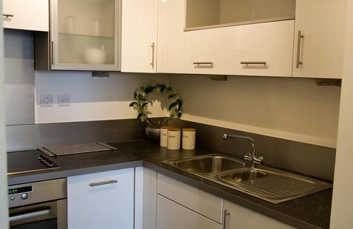 Brentwood Apartment | Impeccable 2-Bed Apartment in Brentwood
