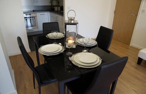 Brentwood Apartment | Impeccable 2-Bed Apartment in Brentwood
