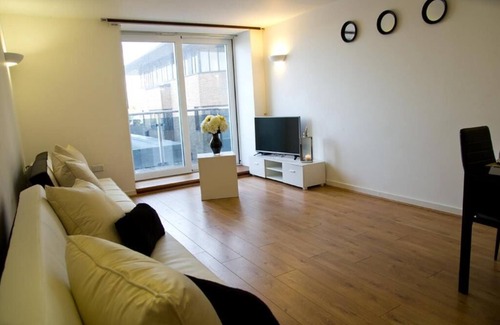 Brentwood Apartment | Impeccable 2-Bed Apartment in Brentwood