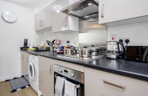 Brooklands Apartment | Impeccable 2-Bed Apartment in Romford