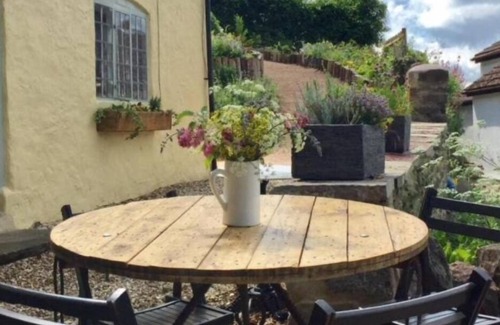 Longhope Cottage | Impeccable 3-Bed 17th Century Luxury Cottage