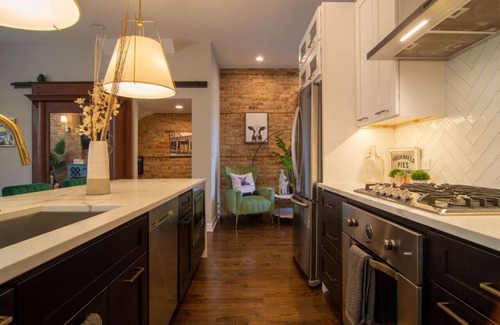 Lakeview Apartment | Impeccable 5-Bed Wrigleville Beauty