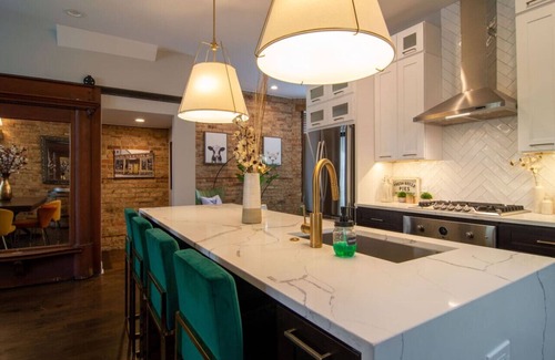 Lakeview Apartment | Impeccable 5-Bed Wrigleville Beauty