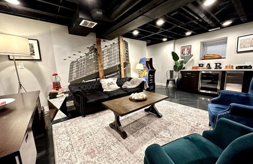 Lakeview Apartment | Impeccable 5-Bed Wrigleville Beauty