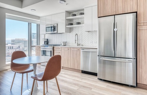 Downtown Oakland Apartment | Impeccable Oakland 1BR w/AC, W/D, Sky Deck, next to BART, by Blueground