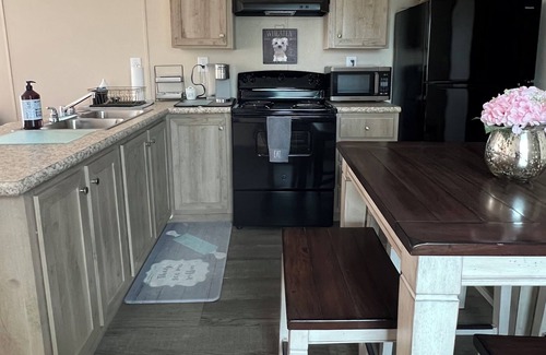 Yancey House | Impeccably Clean 2 Bed/ 2 Bath Country Home