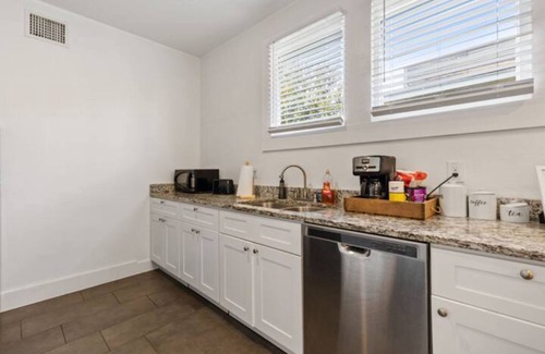Tobin Hill Apartment | Impressive Cozy Historic 2BR Apt 202 Near Downtown