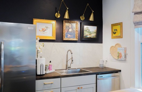 Dubuque House | Impressive three bedroom on historic Fenelon Place