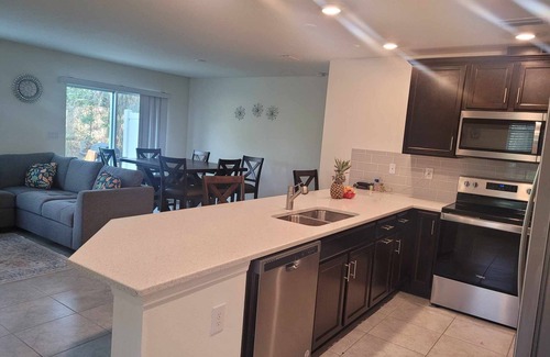 North Fort Myers Cottage | In a gated pool & Lakeside community. Close to I75 , beaches, famous downtown.