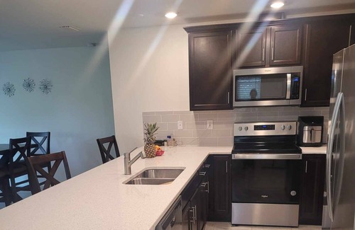 North Fort Myers Cottage | In a gated pool & Lakeside community. Close to I75 , beaches, famous downtown.