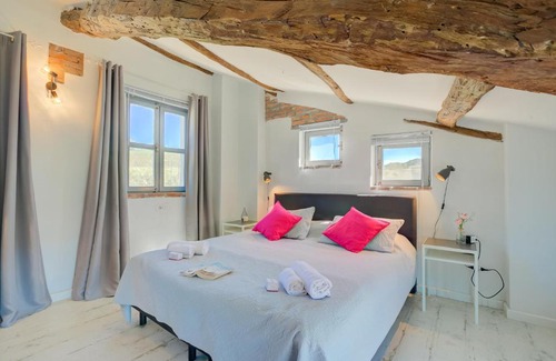 Clavesana Apartment | In Bocca Al Lupo with Shared Pool