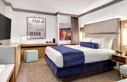 Gateway District House | In “Entertainment Capital of the World!” 2 Pools, Casino, Close to Mob Museum