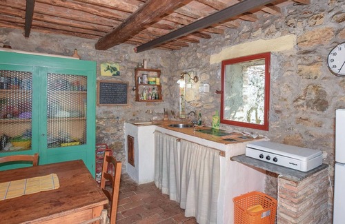 Roccastrada House | In Roccatederighi, nestled in the greenery of the rolling hills of Maremma that dominate the Etrusca
