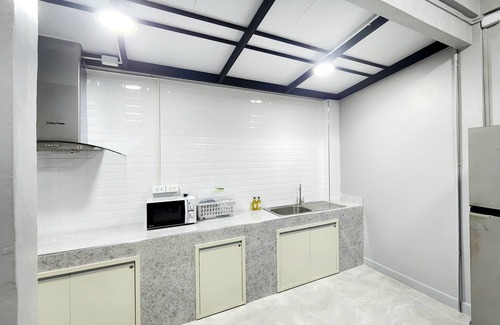 Ratchadaphisek House | In the central of the city, close to convenience stores and transportation hubs.