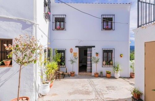 Zagrilla House | In the heart of Andalusia, this authentic vacation home welcomes you with a lot of charm.