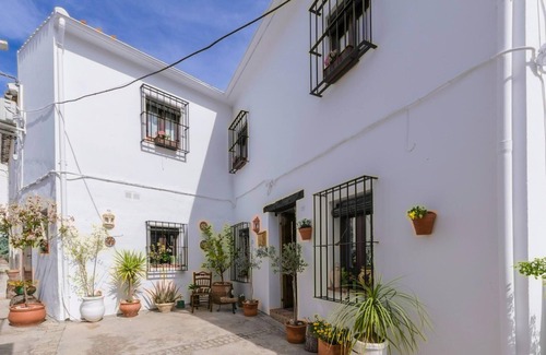 Zagrilla House | In the heart of Andalusia, this authentic vacation home welcomes you with a lot of charm.