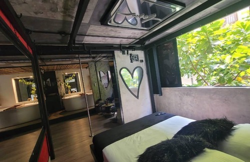 Armenia Apartment | In the heart of downtown Armenia, you will find El Corazon Rojo with Jacuzzi.