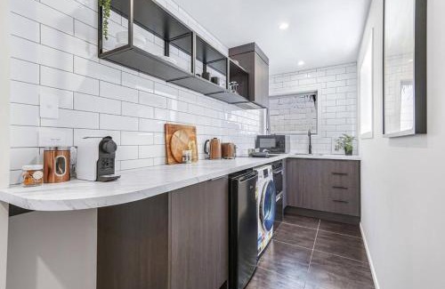 Hamilton Apartment | In the Heart of Hamilton! Modern and Convenient #5 -By KOSH BNB