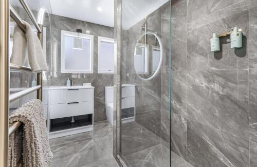 Hamilton Apartment | In the Heart of Hamilton! Modern and Convenient #5 -By KOSH BNB