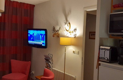 Saint-Etienne-en-Devoluy Apartment | In the heart of the resort, south-facing terrace, tastefully decorated, T2 sleeps 4. All on foot.