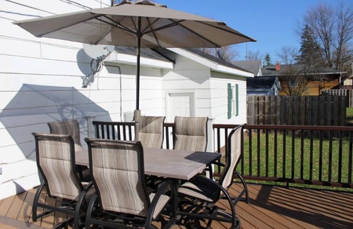 Three Oaks House | In the Heart of Three Oaks - Steps to Downtown