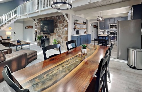 Oakland House | In The Middle | Pet-Friendly, Serene, Upgrades
